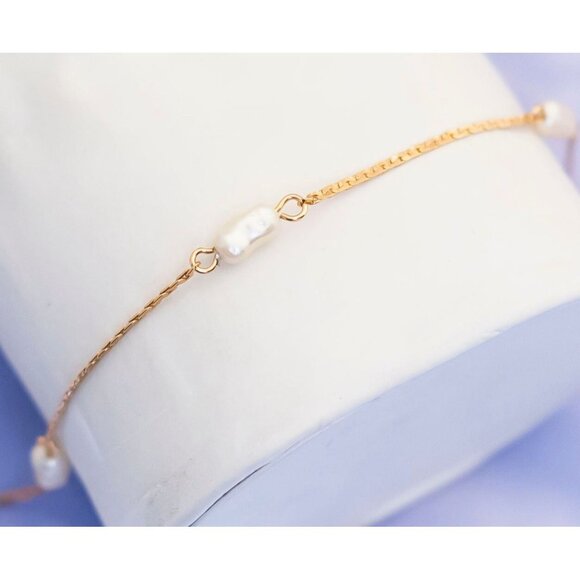 Vintage Minimalist Gold Tone and White Bracelet by Avon 6 1/2 Inches - S1 - Picture 2 of 3